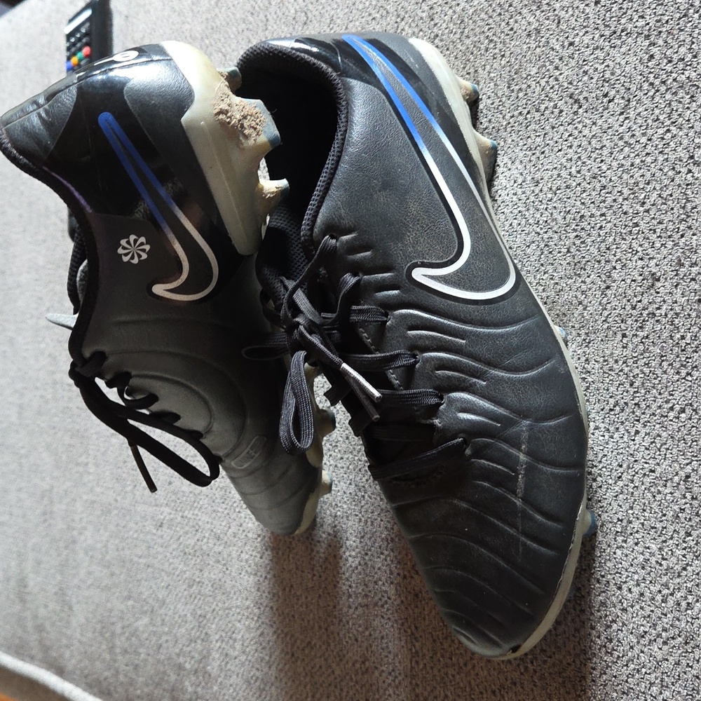 Nike Women's Black Soccer cleats Athletic Shoes Size 7